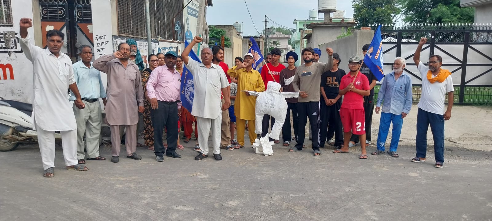 BSP burns effigies of the Centre and Punjab Government